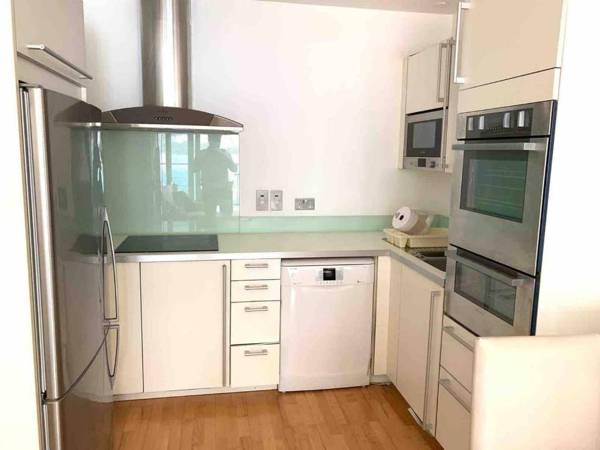 Swimming pools Apartment in Ocean Village - 2 bed 2 bath Rock view