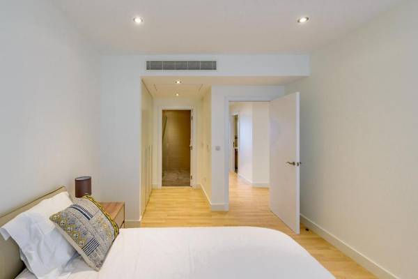 Luxury modern apartment with exceptional views! Hosted by Sweetstay