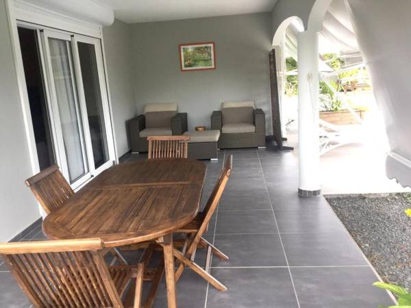 Appartement d'une chambre avec piscine partagee terrasse amenagee et wifi a Saint Francois a 3 km de la plage