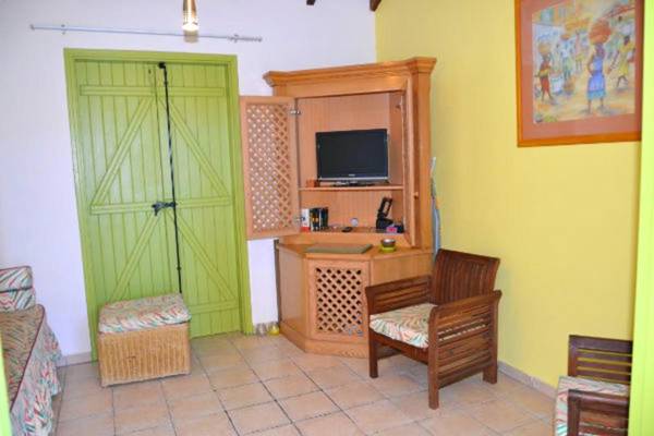 Maison de 2 chambres avec piscine partagee jardin clos et wifi a Saint Francois a 4 km de la plage