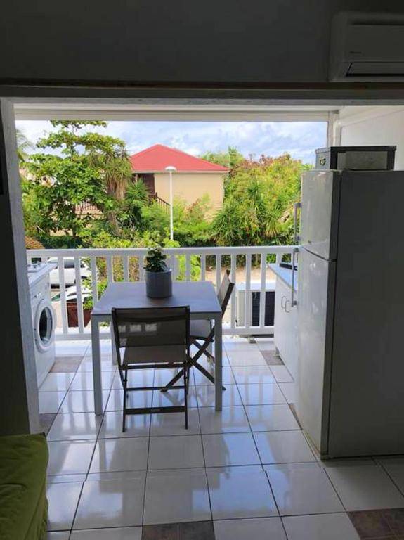 Studio avec vue sur la ville piscine partagee et jardin amenage a Saint Francois a 2 km de la plage
