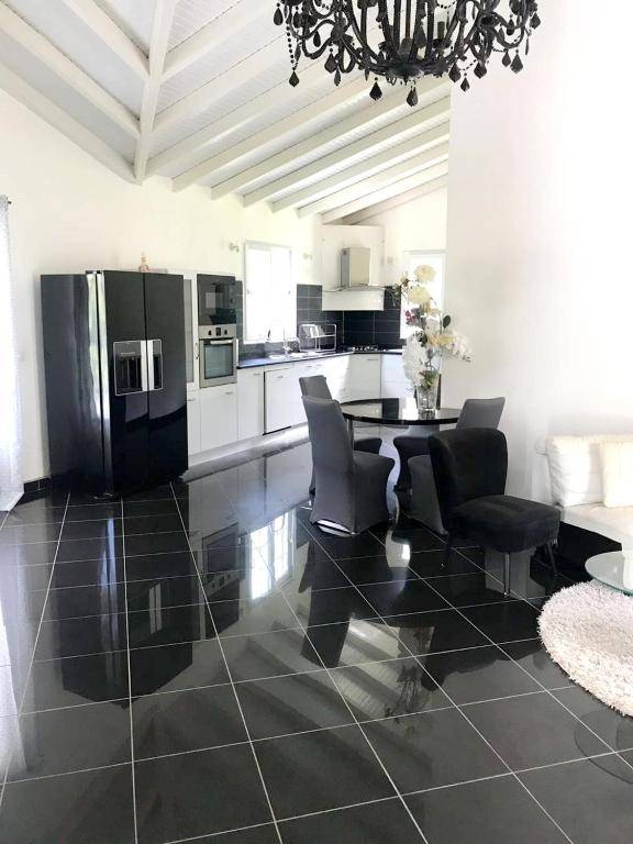 Maison de 2 chambres avec piscine partagee terrasse amenagee et wifi a Sainte Rose