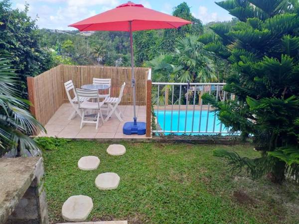 Bungalow d'une chambre avec piscine partagee jardin clos et wifi a Le Gosier a 2 km de la plage
