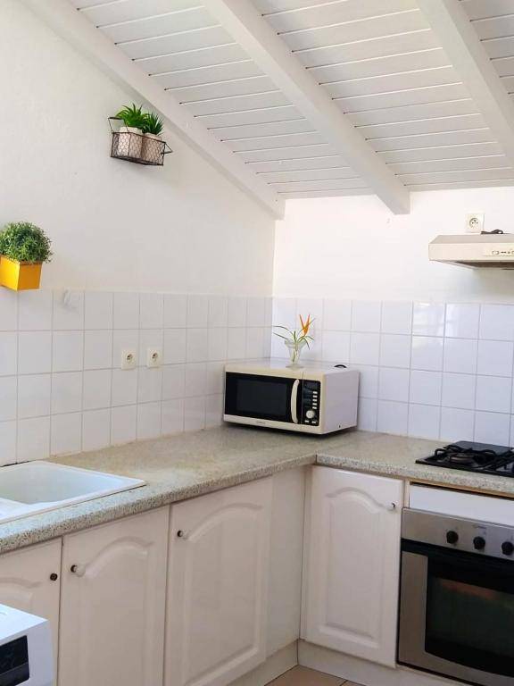 Maison de 2 chambres avec jardin clos et wifi a Le Gosier a 3 km de la plage