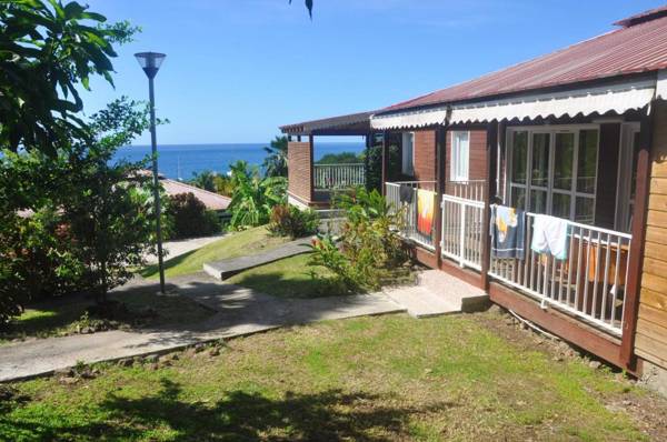 Bungalow de 2 chambres a Bouillante a 100 m de la plage avec terrasse amenagee et wifi