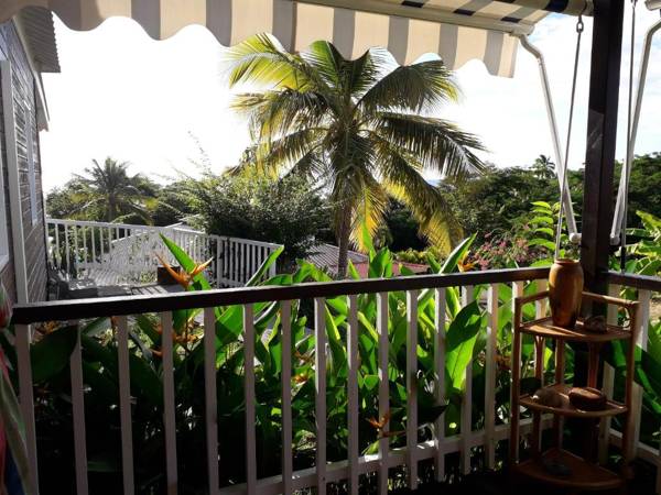 Bungalow de 2 chambres a Bouillante a 100 m de la plage avec vue sur la mer jardin amenage et wifi