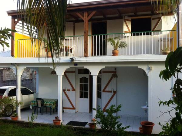 Maison de 2 chambres avec jardin clos et wifi a Le Moule a 2 km de la plage