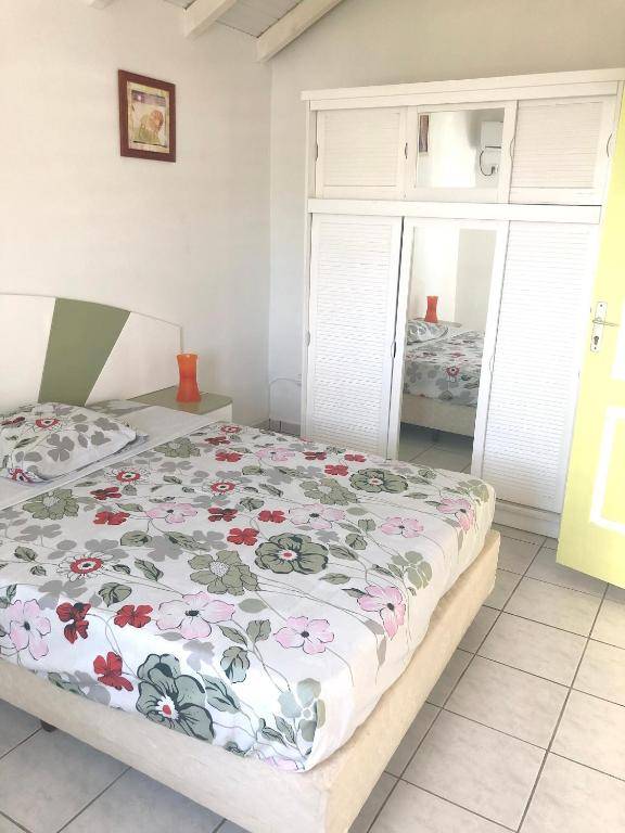 Appartement de 2 chambres a Le Moule a 300 m de la plage avec jardin clos et wifi