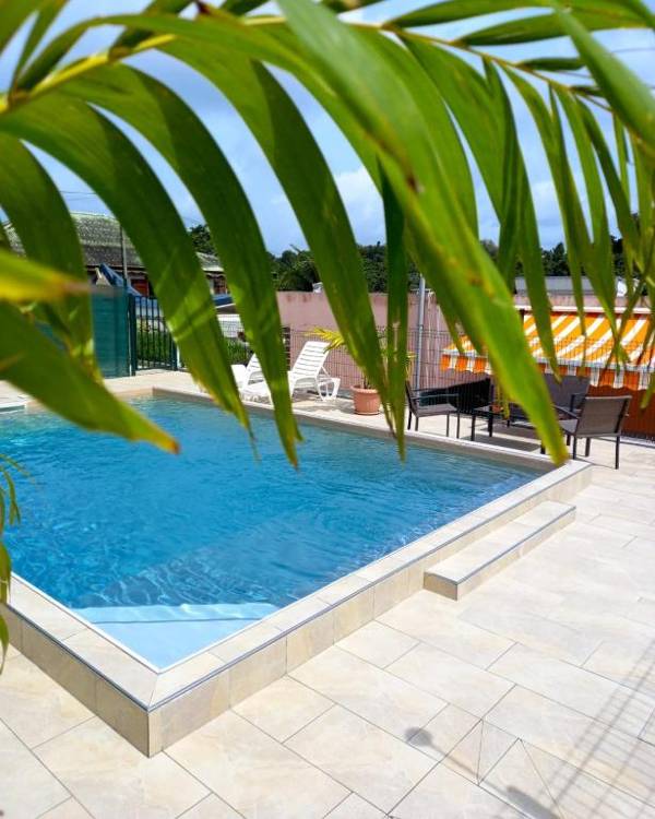 Maison d'une chambre avec piscine partagee terrasse amenagee et wifi a Petit Bourg