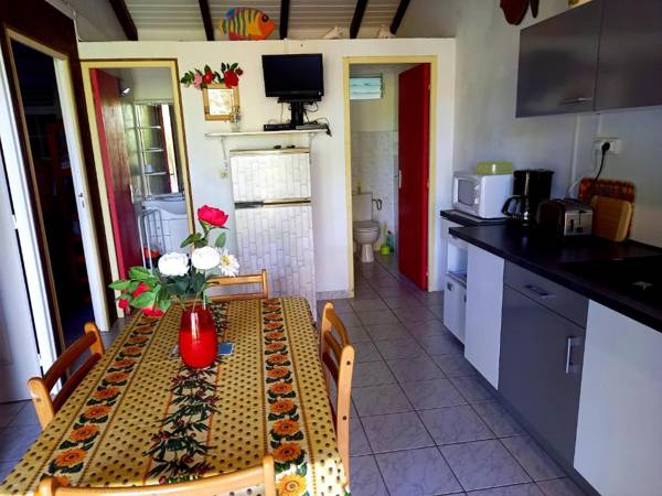Bungalow de 2 chambres avec vue sur la mer jardin clos et wifi a Deshaies a 2 km de la plage