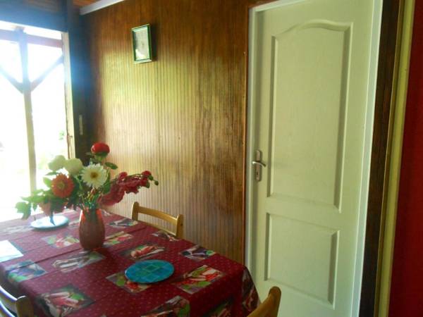 Bungalow de 2 chambres avec vue sur la mer jardin clos et wifi a Deshaies a 2 km de la plage