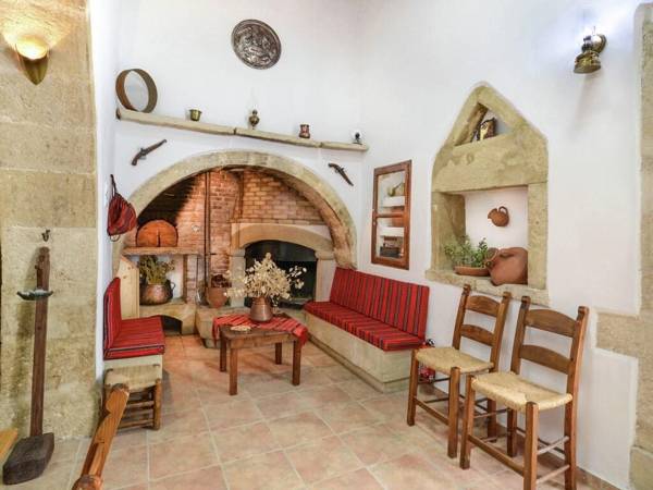 Lovely Holiday Home in Kalamitsi Alexandrou with Pool