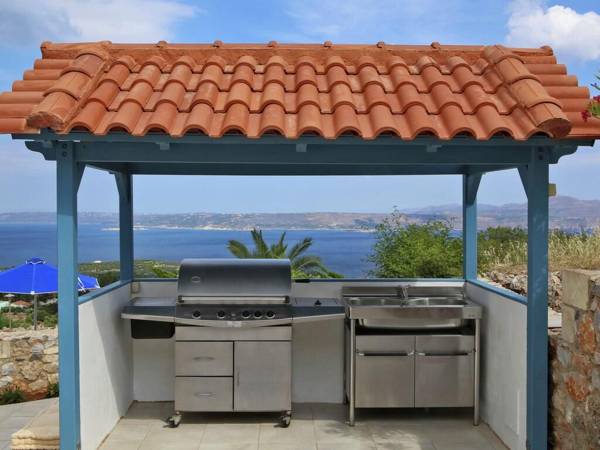 Fantastic luxe modern Villa large garden private pool outdoor kitchen NW