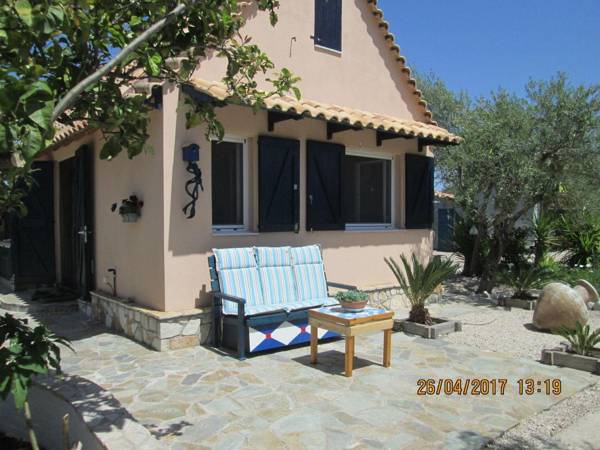 Spacious chalet on a plot of 4000m2 with fruit trees near the beach in Messinia