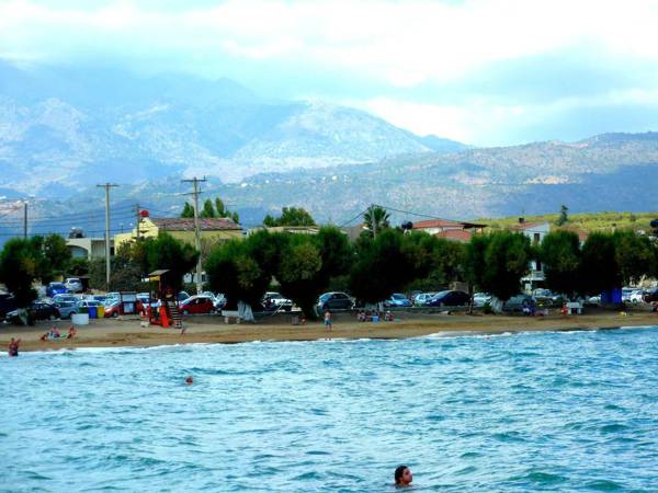 Studio in nice small hotel sea view sea at 20m Kalyves NW coast