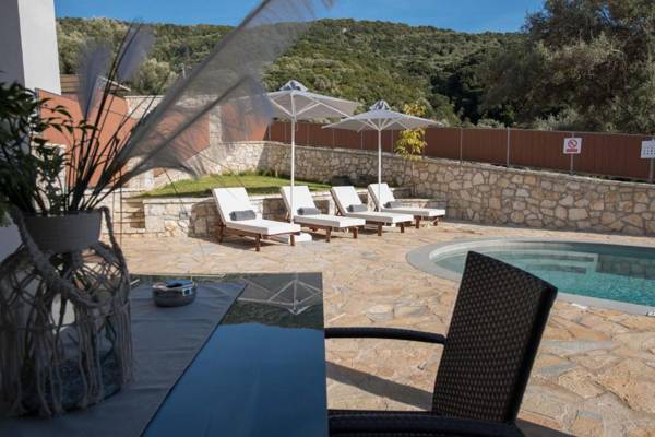 MR GREY ΠΑΡΑΘΑΛΑΣΣΙΑ ΒΙΛΑ ΜΕ ΠΙΣΙΝΑ