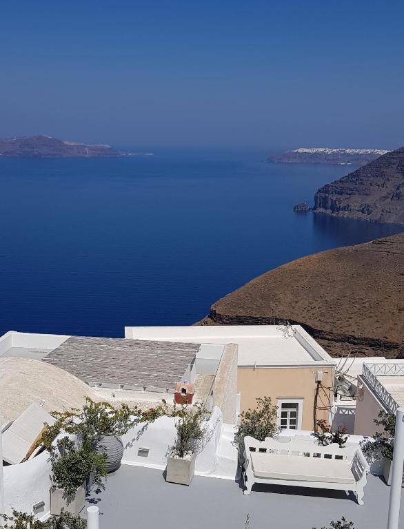 Doukas Caldera Suites