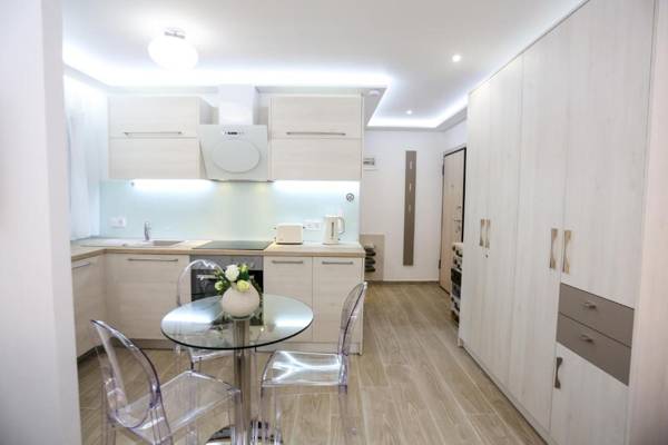 Laura Lifestyle and White Tower