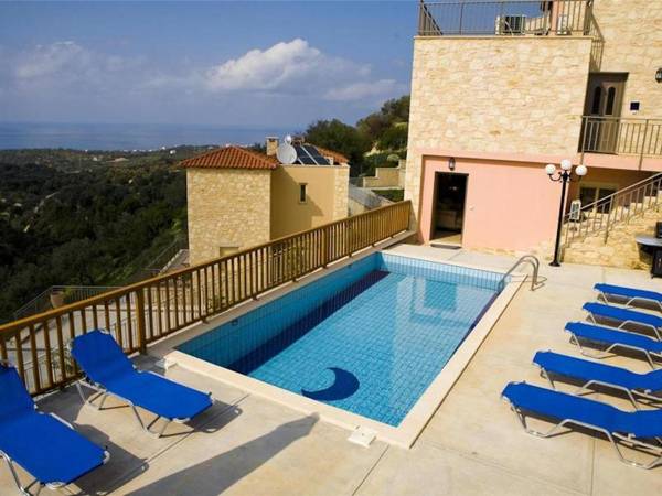 Comfortable holiday house for 10 persons with swimming pool