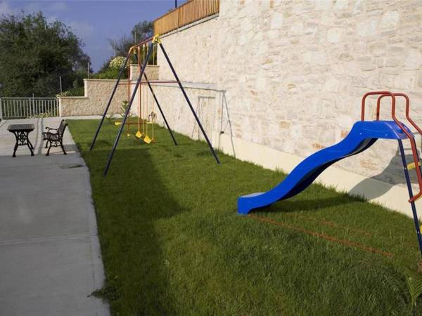 Comfortable holiday house for 10 persons with swimming pool