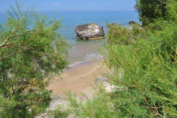 Agathi Beach House (Black Rocks)