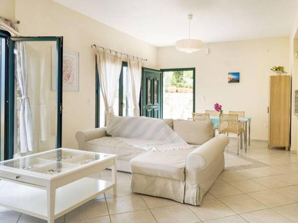Serene Villa in Pera Melana close to the Seabeach