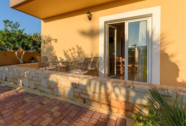 Danelis Studios & Apartments