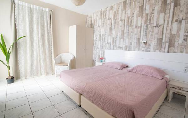 Silver Sun Studios & Apartments