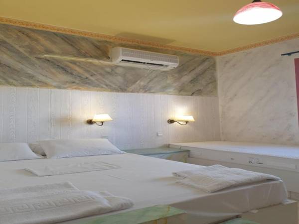 Room in Apartment - Spacious Room in Creta for 3 people with Ac Swimming Pool and Nature