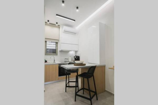 Central Apt #5 w. Yard steps to Bus St. & Old Town