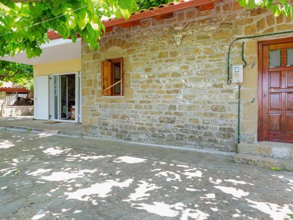 Secluded Holiday Home in Kalavrouza with Mountain ViewsBBQ
