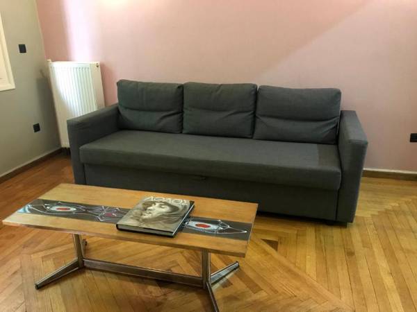 Bauhaus building with green roof top terrace - EP16