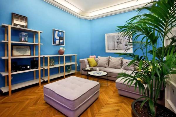 Upscale Renovated Downtown Aristocratic Studio