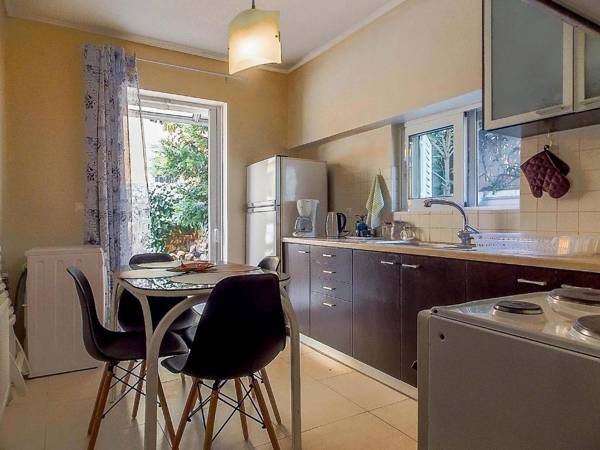 Nea Filadelfia- Spacious Apartment with Garden