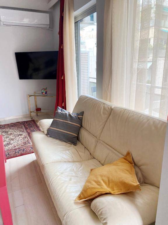 A Stroll to the Acropolis - By Athenian Homes