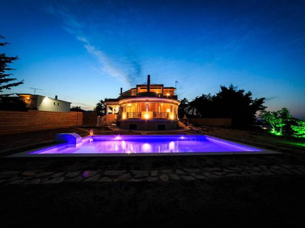 Grand villa on top of a hill with endless bay views private pool south coast