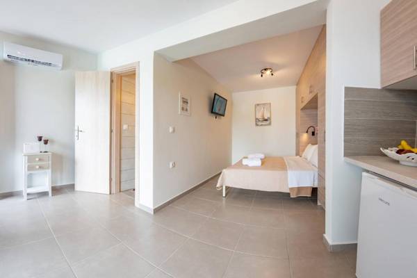 Alexa's & Elli's Studios Swimming Pool