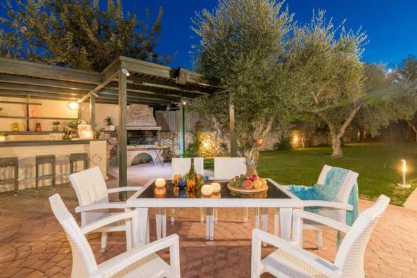 Astarte Villas - Istar Villa with Tennis Court