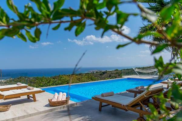Infinity Villa with Pool 1 km to Sea Amenities & Shaded BBQ!