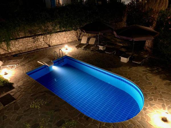 Beautiful modern luxuriously villa private swimming pool 8 p. NW coast Crete