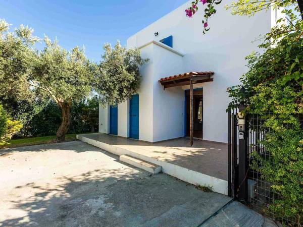 Villa near Beach with Swimming Pool Garden Terrace