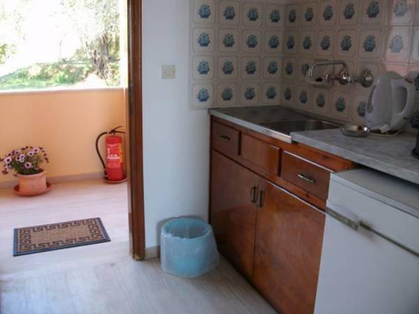 Roza's Home and Studios