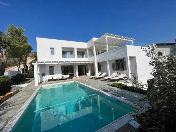 5 Bedroom Villa with Private Pool Saronida Athens Riviera