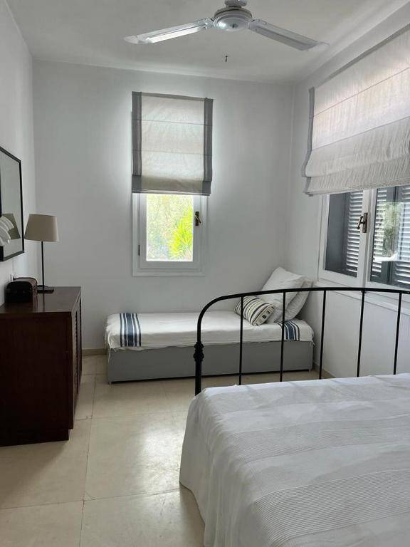 5 Bedroom Villa with Private Pool Saronida Athens Riviera