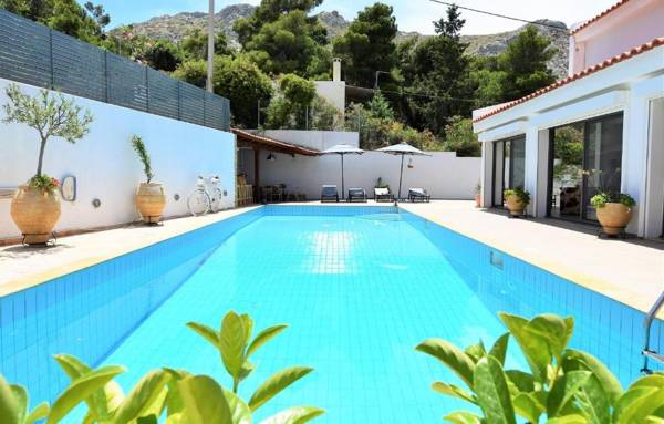 Villa PALAZZO DEL MARE with pool near the sea.