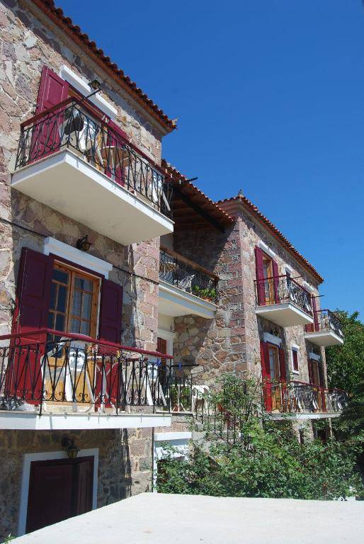 The Schoolmistress With The Golden Eyes studios & rooms