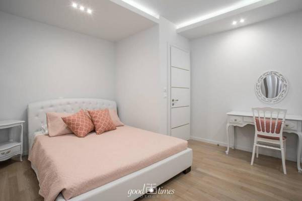 Pineapple Seaside Suite