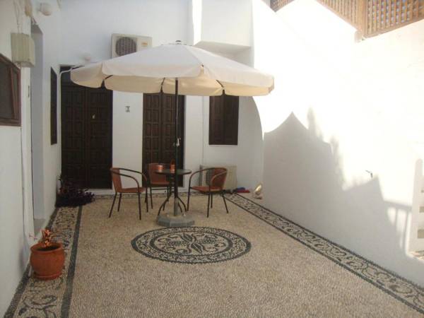 Sarris Studios & Apartments