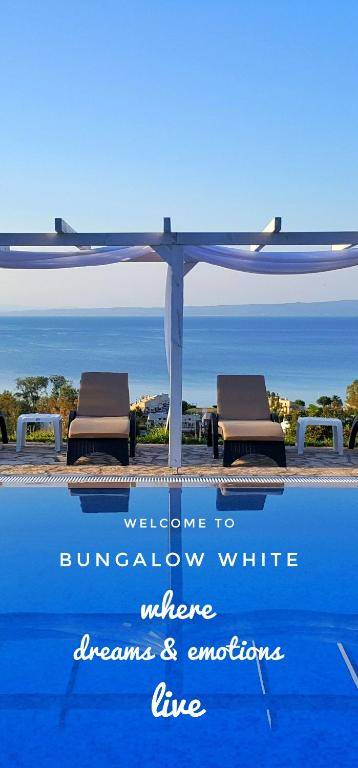 Bungalow White Tennis Apartments & Suites