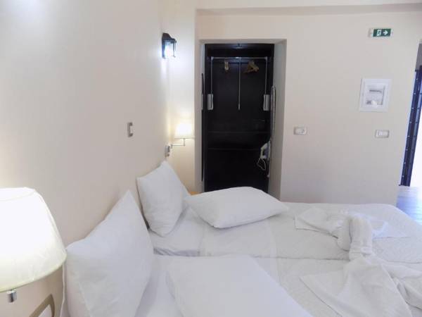 Souvlakis Pool Suites (S.P.S)